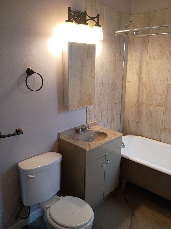 Photo - 611 E 76th St Unidad 2E