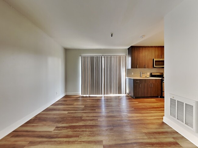 Photo - 425 E 18th St