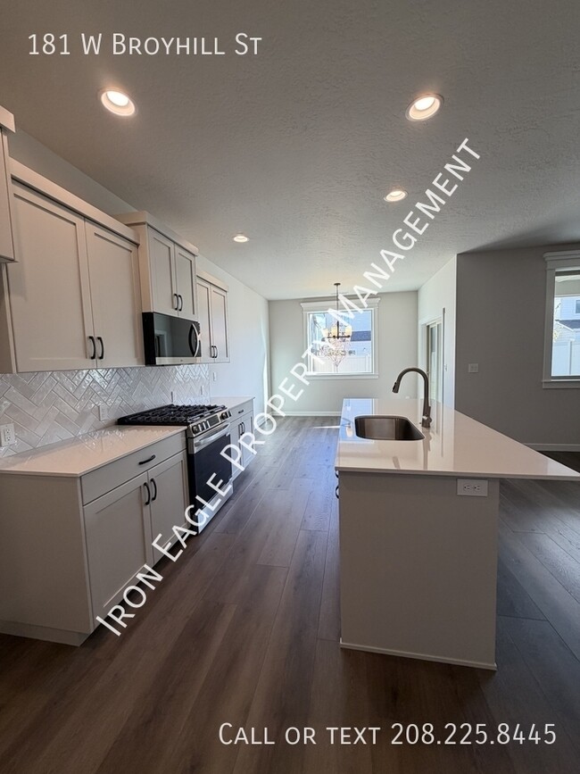 Photo - 181 W Broyhill St