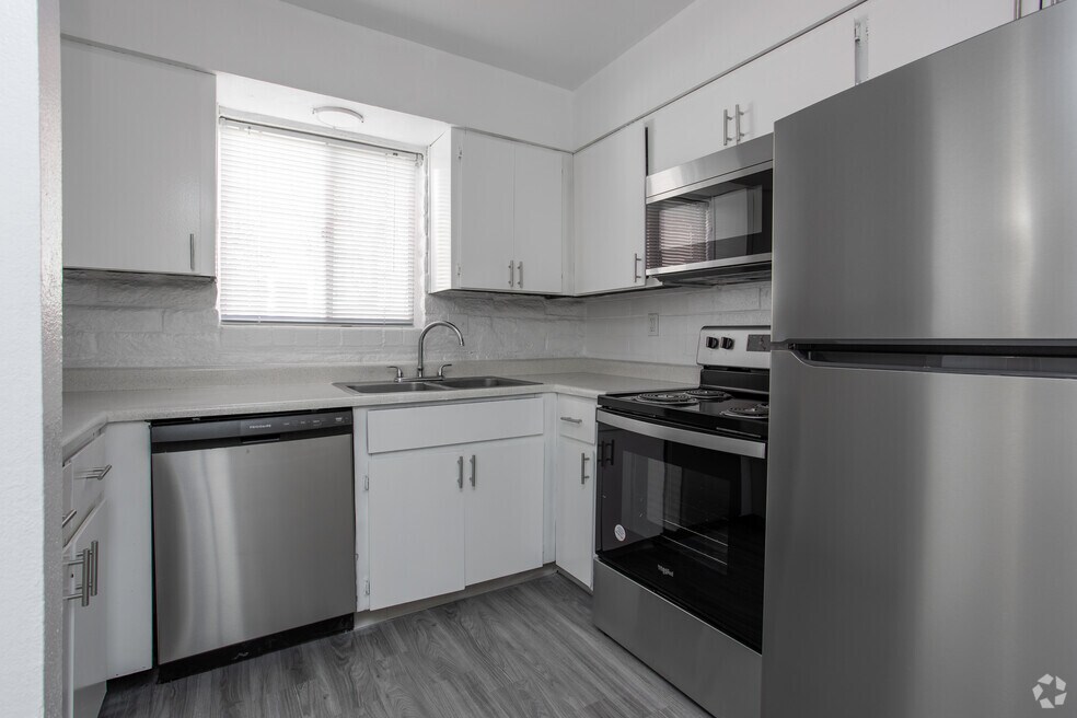 1HAB, 1BA - 712 ft²