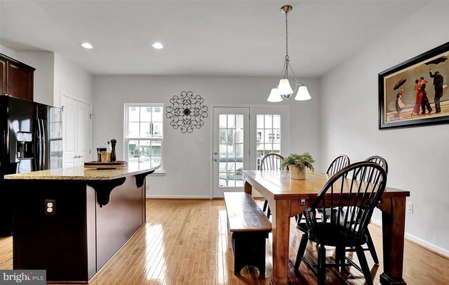 Building Photo - 114 Chamomile Ct