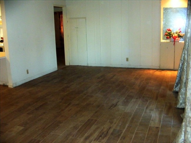 Livingroom - 15252 Devonshire St