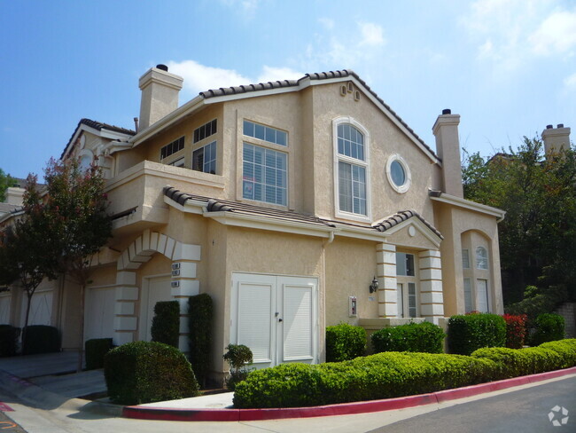 Building Photo - 2 Bedroom 2 Bathroom Condo in Carmel Mount...