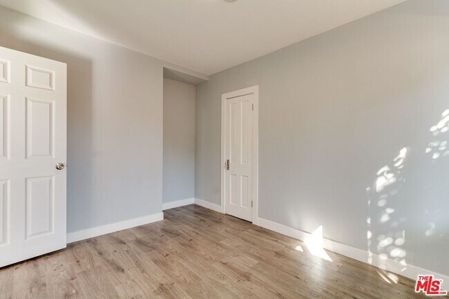 Photo - 11472 Ventura Blvd Unidad E