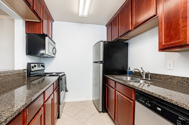 Building Photo - 2 Bedroom Downstairs condo available Now N...