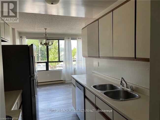 Photo - 204 - 135 BASELINE ROAD Unit 204
