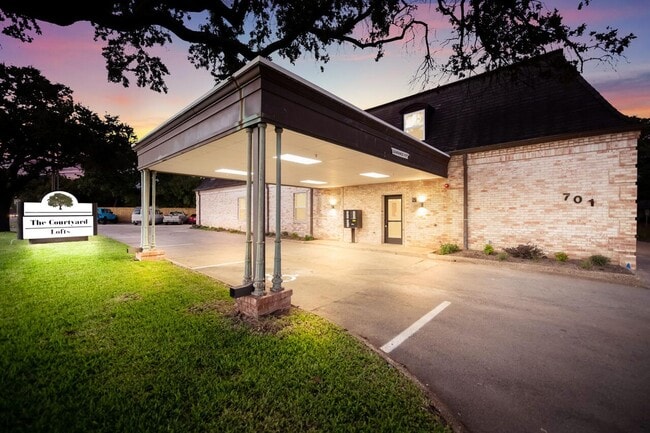 Building Photo - The Courtyard Lofts ~ One Bedroom Apartment