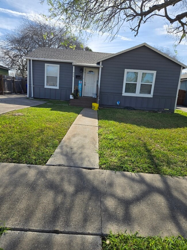 Building Photo - 926 Lum St