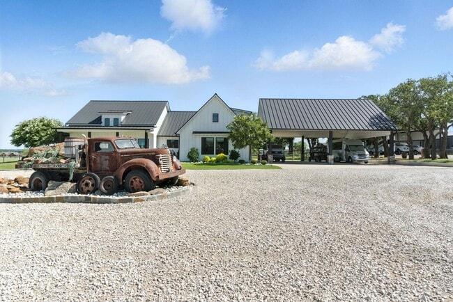 Building Photo - Stunning 5 bedroom horse property coming soon!