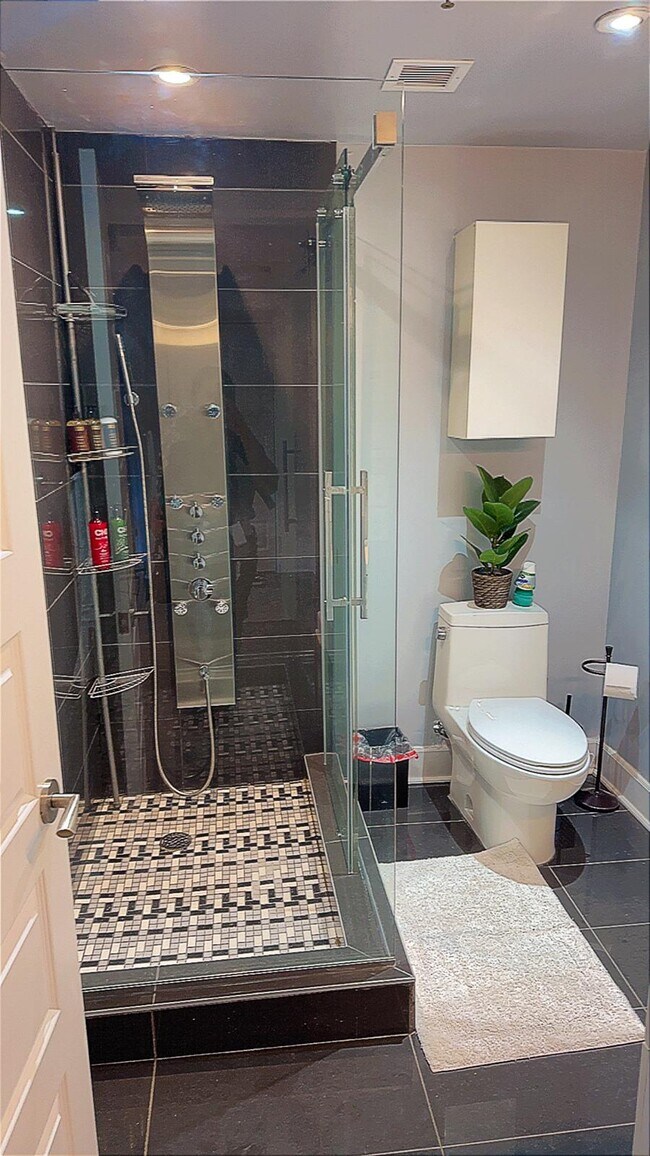 Bathroom - 1045 Rue Wellington