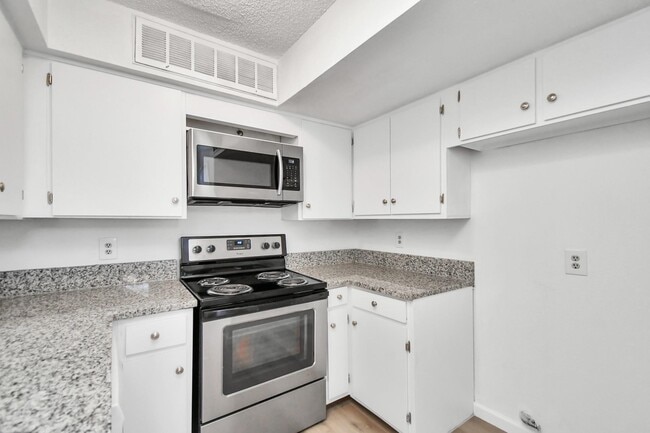 Photo - 10855 Meadowglen Ln