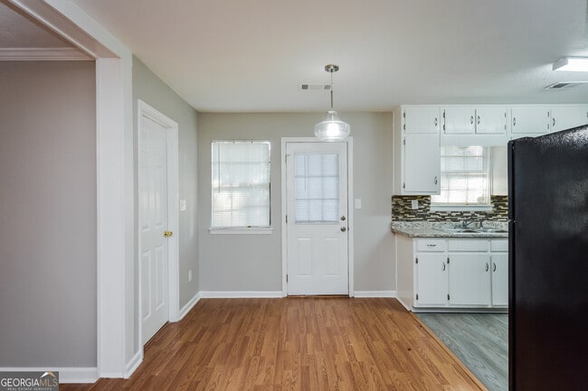 Photo - 619 Lakeridge Cir SE