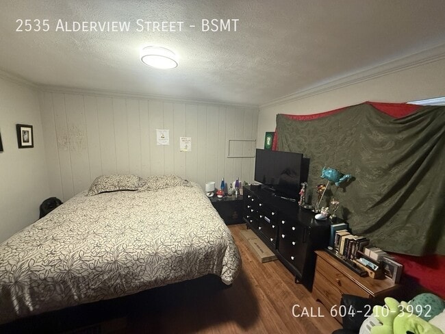 Building Photo - Great Location Suite!