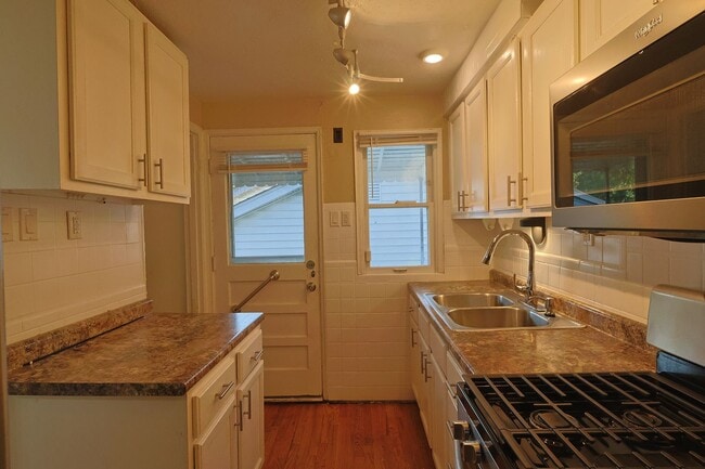 Photo - 1901 N Hanley Rd