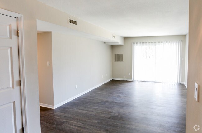 2BR,1.5BA-950SF - Sala de estar - Sutters Mill Apartments