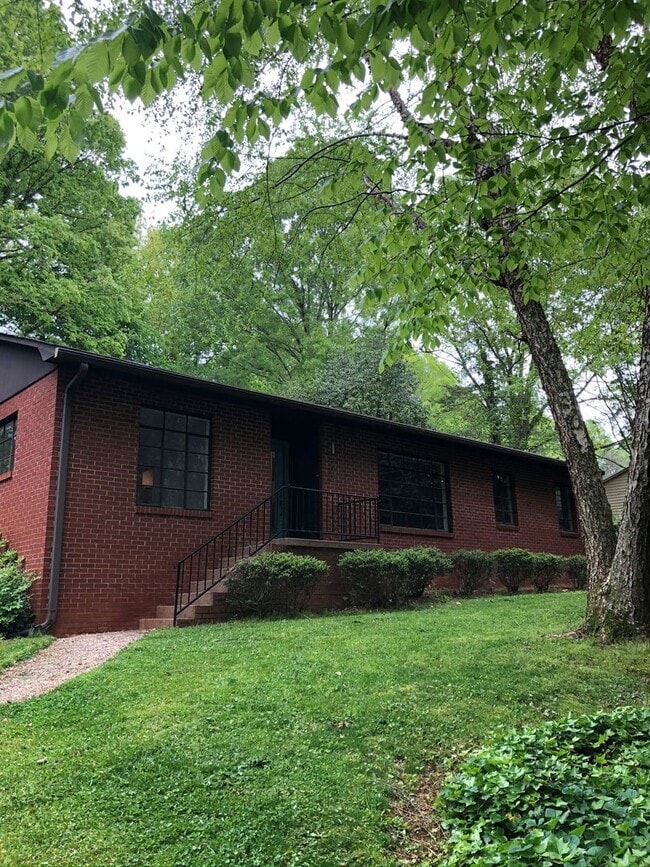 Building Photo - Ranch Home in Newton