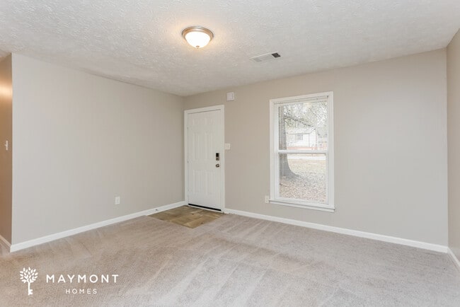 Photo - 570 Lakeridge Cir SE