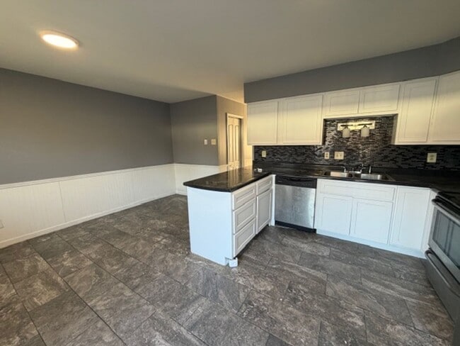 Photo - Newly renovated Town House for Rent 3Br / 2 Ba Section 8 Welcome !