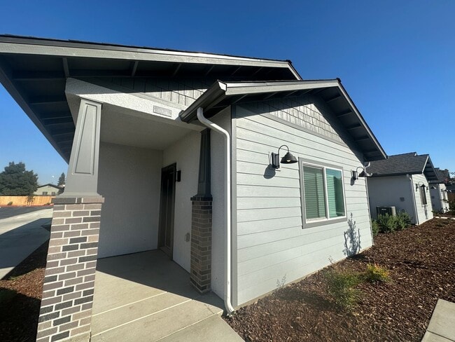 Building Photo - Wood Ranch Apartments 514 Unit 514 S. Summit St. #101