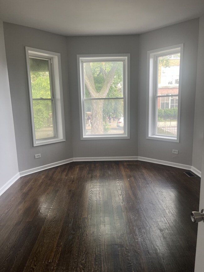 Building Photo - 7034 S Rhodes Ave Unit Apt 1