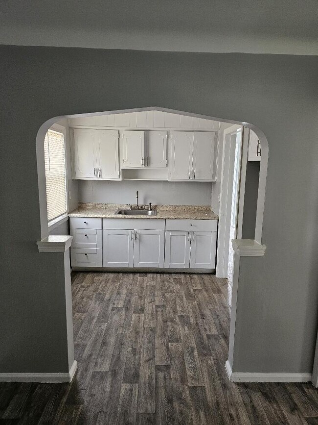 Photo - 3337 Bassett St