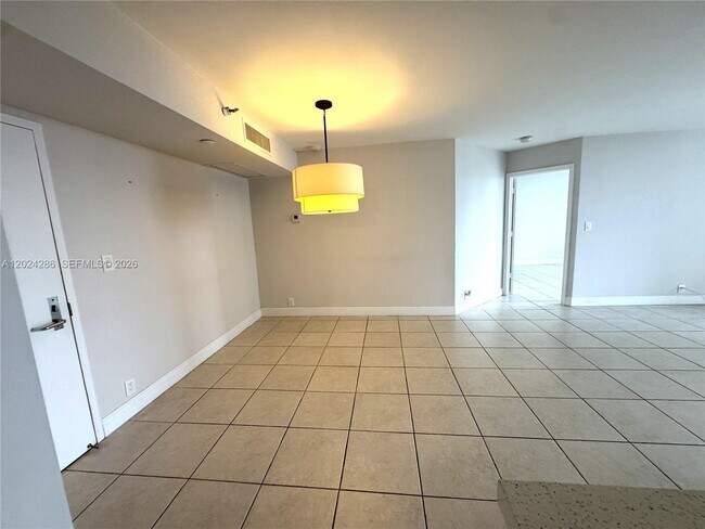 Photo - 3530 Mystic Pointe Dr Unidad 1907
