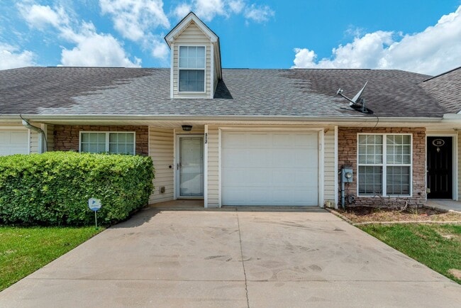 $1750 - Updated 3 bed/3 bath house conveni... - $1750 - Updated 3 bed/3 bath house conveni...