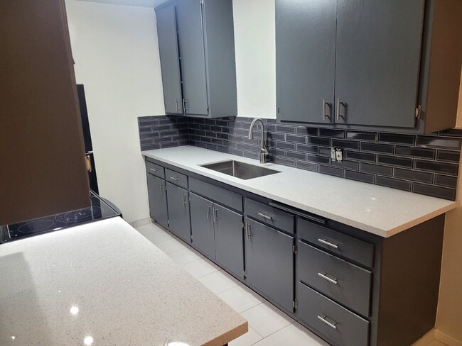 Building Photo - 200 N Cedar Ave Unit 2