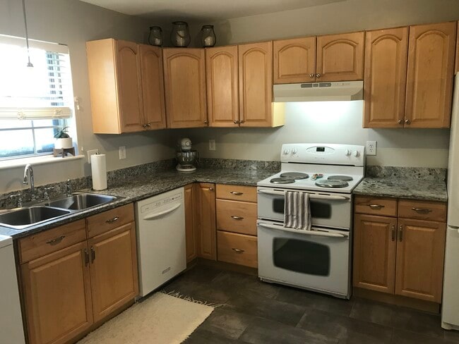 Kitchen - 5813 Nottoway Ct