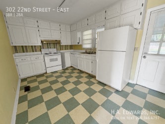 Photo - 302 22nd E St