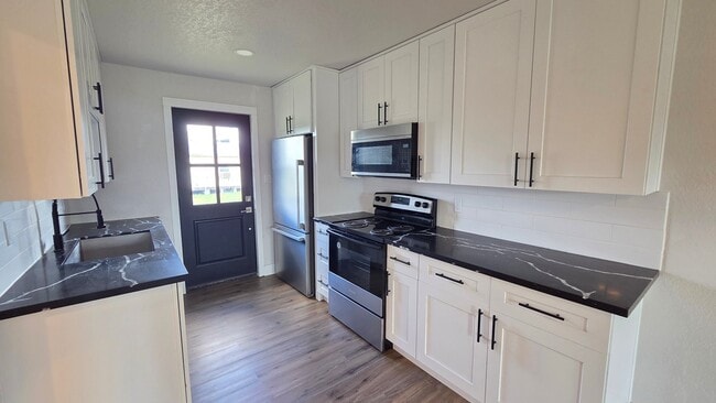 Photo - 607 E 12th St