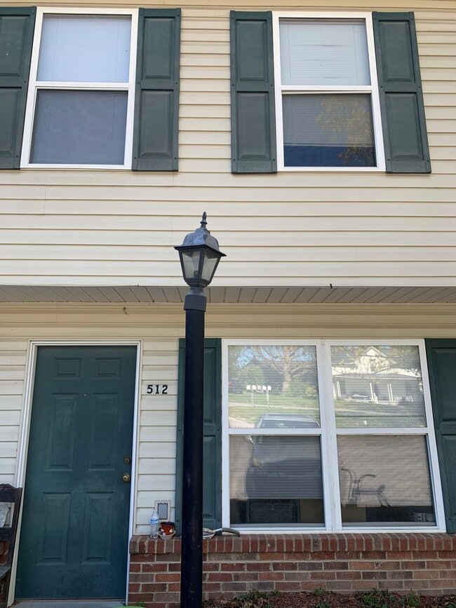 Building Photo - 3 Bedroom 2.5 Bath Townhouse