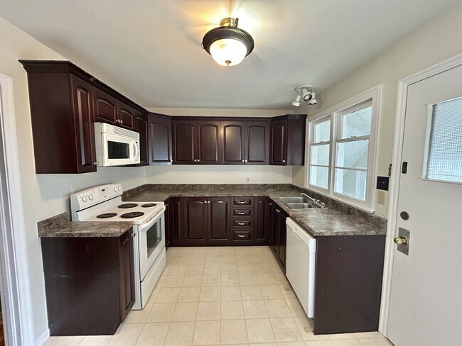 Photo - 169 University Ave