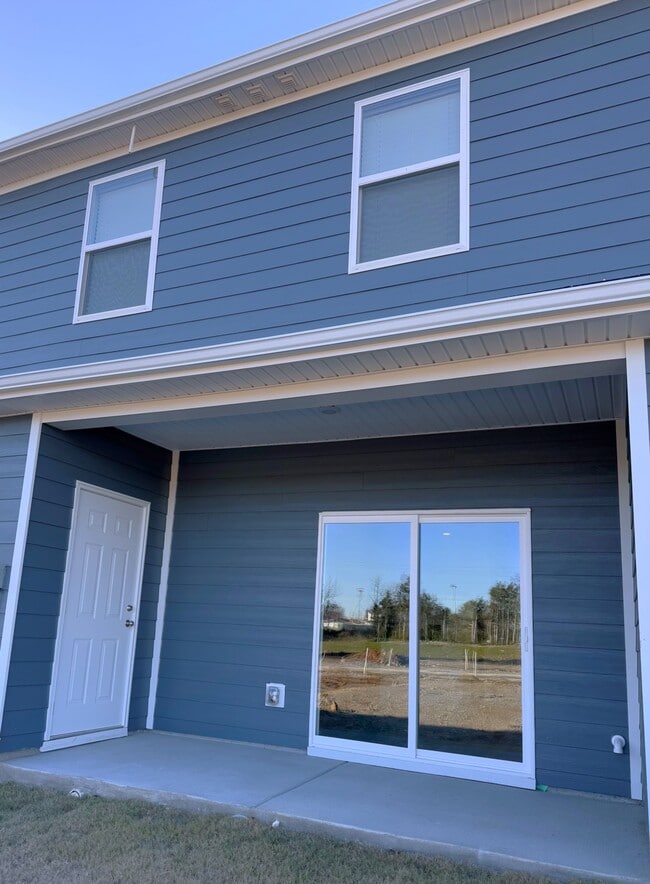 En la parte trasera, hay un patio y un trastero adicional con cerradura. - 403 Augustine Dr