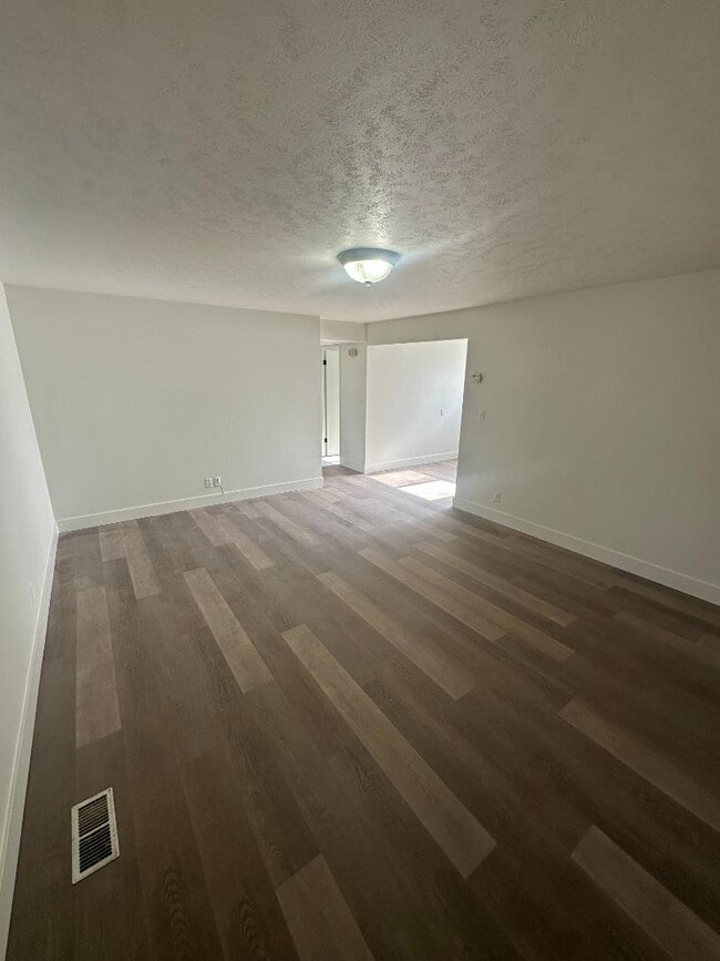 Building Photo - 723 W 19th St Unit D