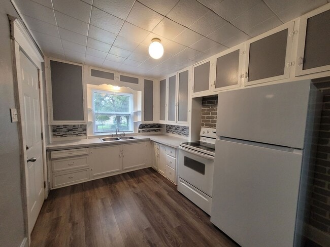 Building Photo - Two Bedroom near the Iowa State Fairgrounds!