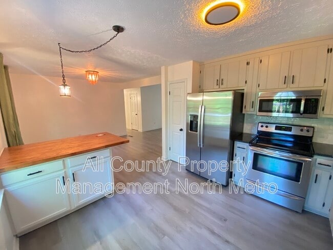 Photo - 410 Riverlake Ct
