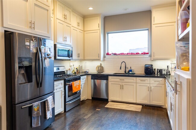 Photo - 2903 Blodgett St