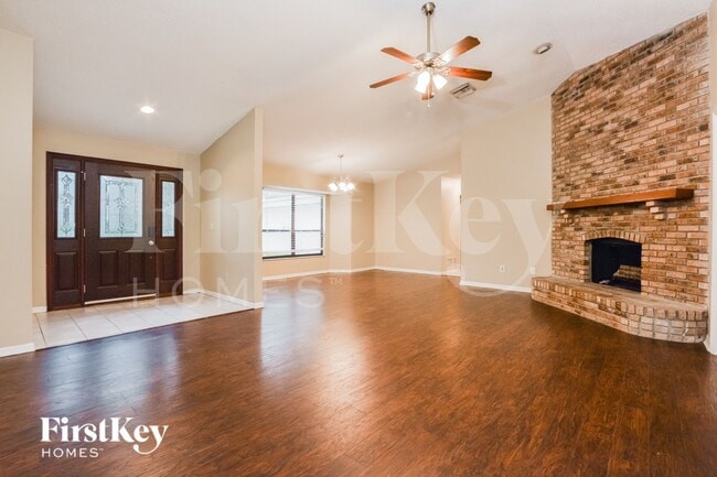 520 Whispering Oak Ln