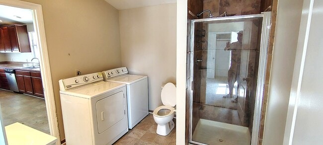Photo - 807 Stockell St