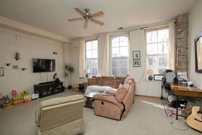 Building Photo - Charming Old City Apartments Unit 6