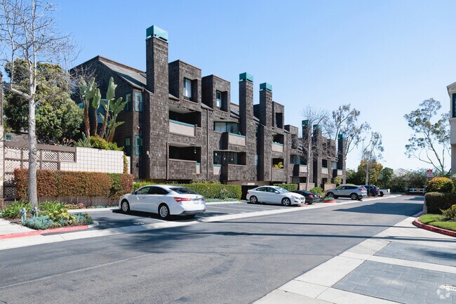 4335-4445 Doctor Nobel - University Towne Square