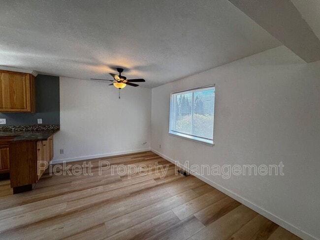 Photo - 600 NE Flagstone Ln