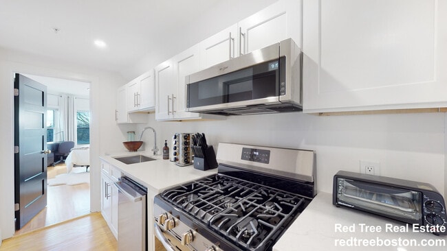 Building Photo - 659 South St Unit 1 Rental