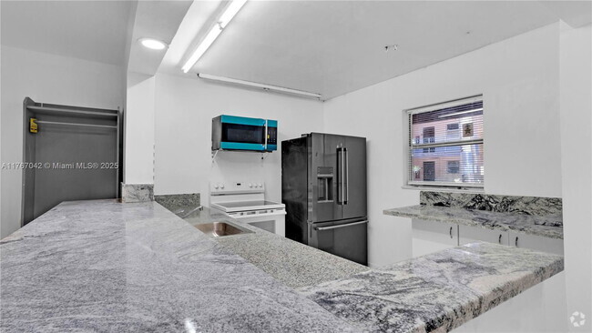 Building Photo - 2860 Somerset Dr Unit 110K Rental