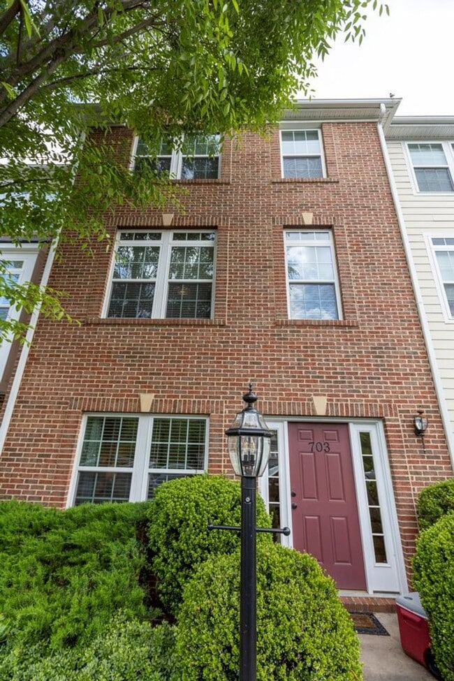 Photo - 703 Rainier Rd