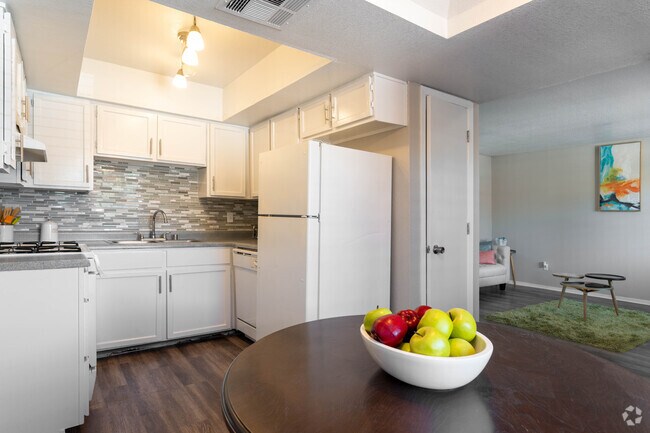 2BR, 1BA - 797SF