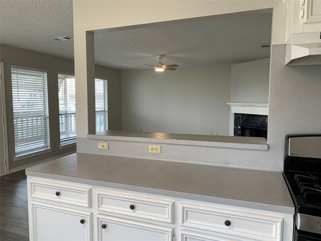 Photo - 585 Warsaw Dr