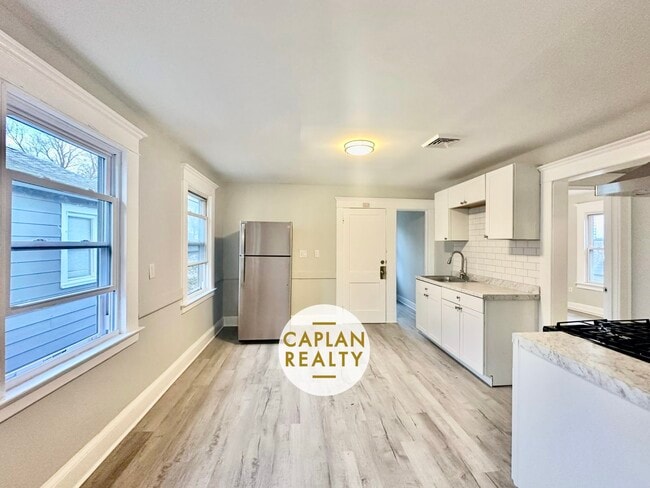 Building Photo - 1647 State St Unit 3