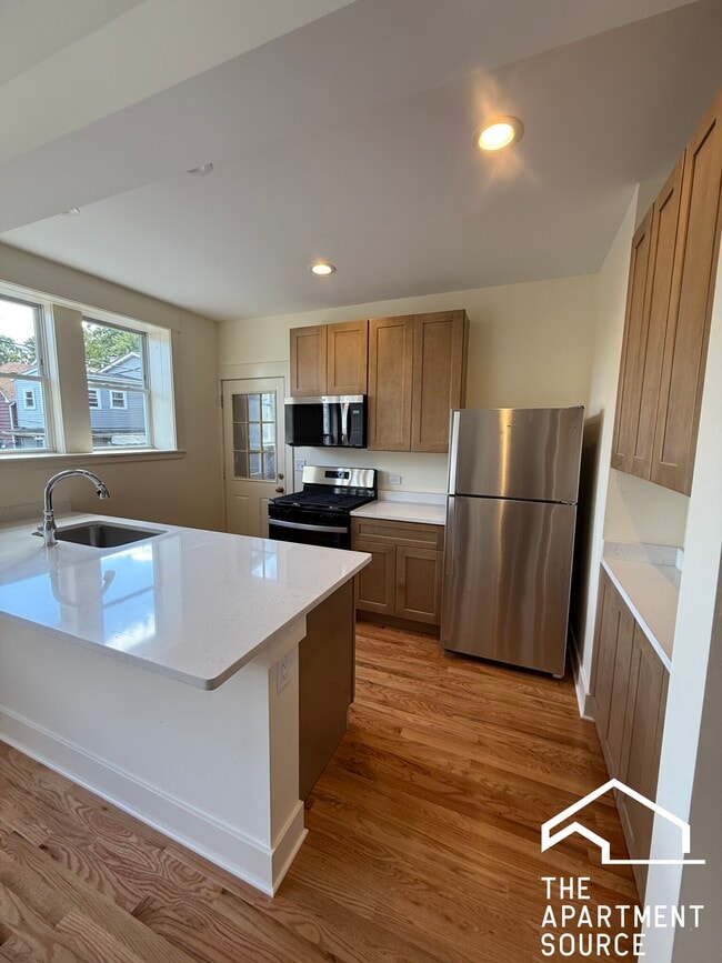 Building Photo - 3349 W Balmoral Ave Unit 3R Rental